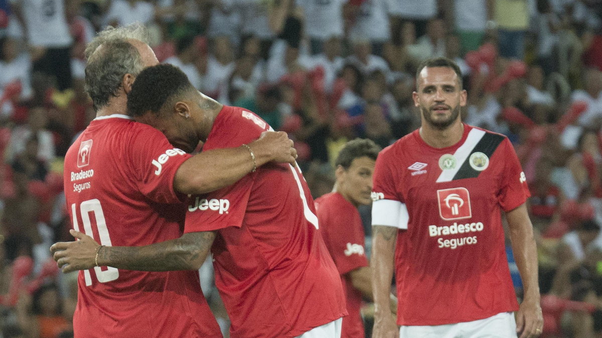 Neymar e Zico após o gol do time vermelho, durnate o Jogo das Estrelas amistoso comemorativo no Maracana