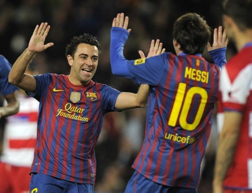 Xavi (L) i Lionel Messi (P)