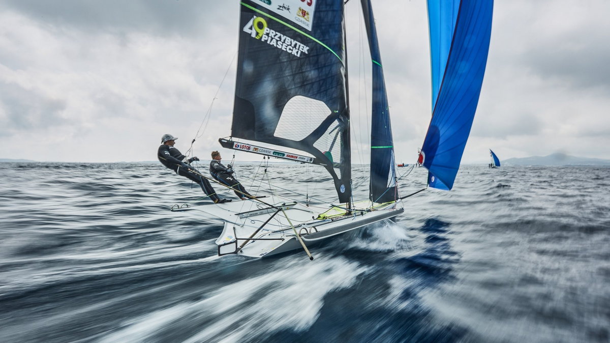 Łukasz Przybytek (z lewej) i Jacek Piasecki (z prawej) na jachcie klasy 49er