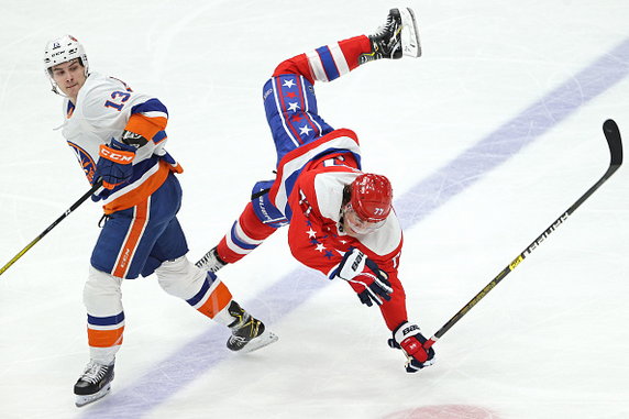 10 lutego 2020: T.J. Oshie #77 (Washington Capitals) trafiony ciałem przez Mathew Barzala #13 (New York Islanders) - NHL