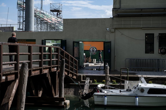 Stadio Pierluigi Penzo położony jest pośród licznych kanałów. Obok znajduje się port z żaglówkami i statkami