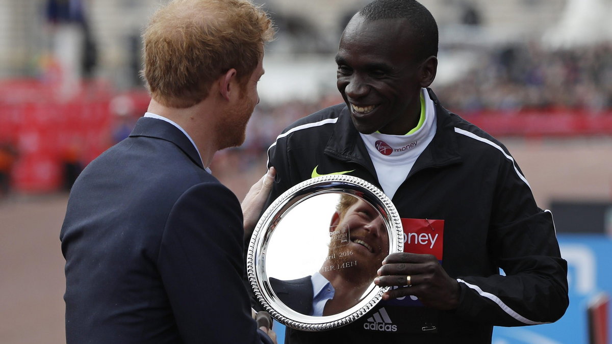 Eliud Kipchoge wygrał drugi raz z rzędu i odebrał gratulacje m.in. od księcia Harrego