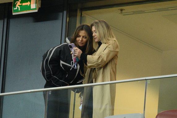 Anna Lewandowska z przyjaciółką Aleksandrą Dec na meczu Polska - Estonia