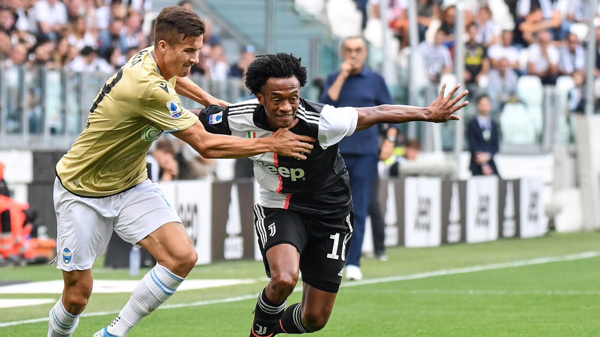 Arkadiusz Reca (SPAL Ferrara) i Juan Cuadrado (Juventus Turyn)