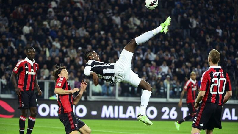 Paul Pogba strzela przewrotką w meczu Juventus - Milan 
