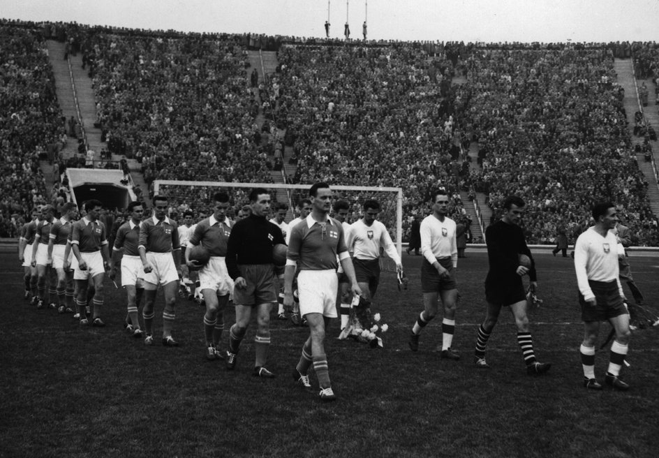 Polska - Finlandia w 1957 roku. Świetny mecz Gerarda Cieślika