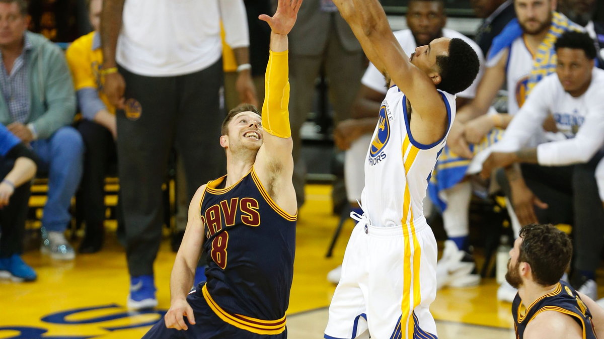 Matthew Dellavedova (L)