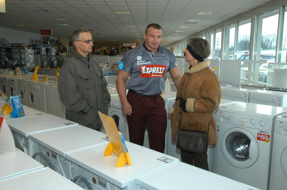 Mariusz Pudzianowski reklamuje pralki w Łodzi, rok 2003. 