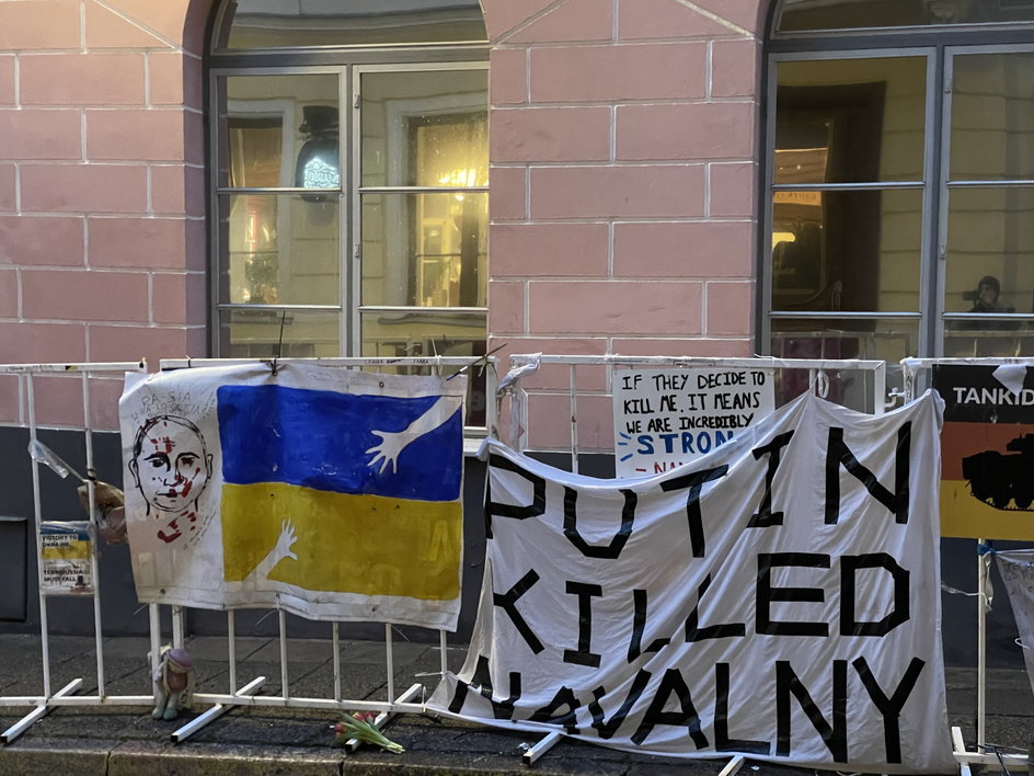 Ambasada Rosji w Tallinnie. "Putin zabił Nawalnego" – głosi napis na barierkach przed ambasadą