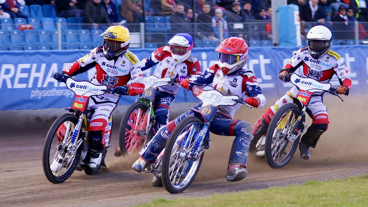 Marcel Krzykowski (w kasku niebieskim), Zdunek Wybrzeże Gdańsk.