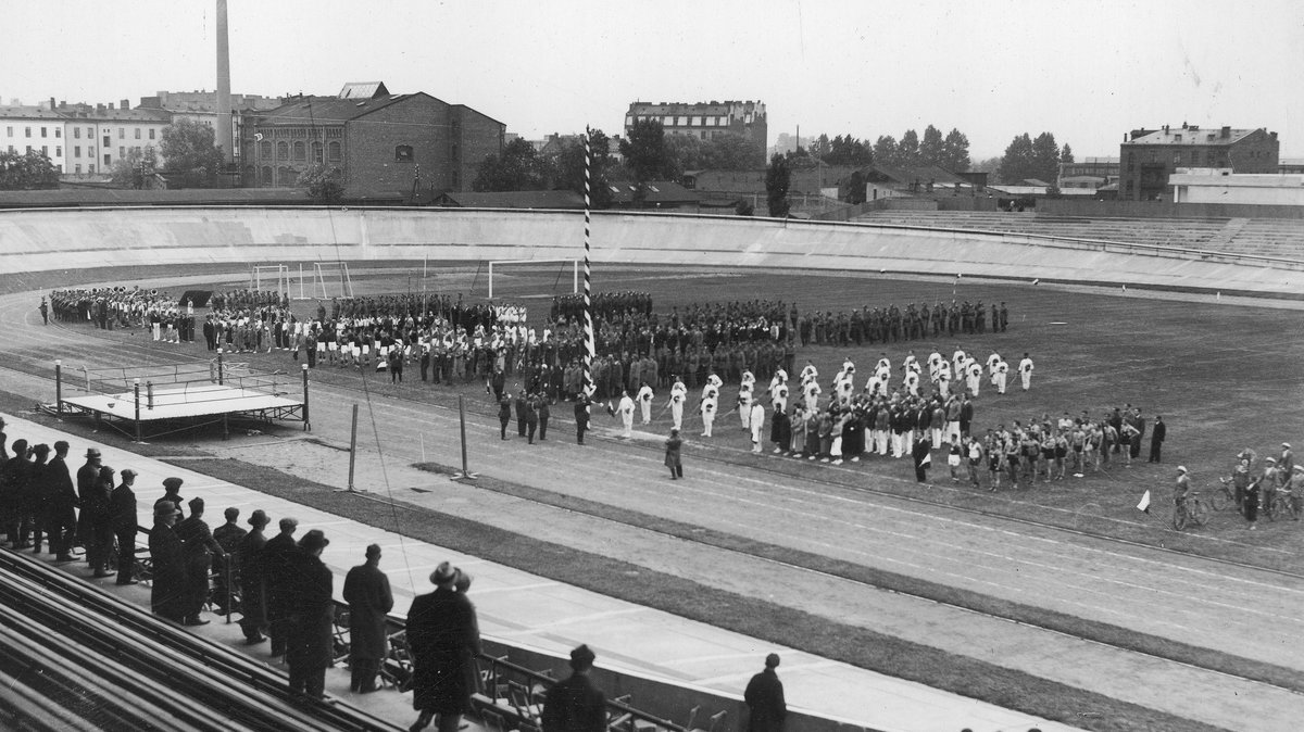 Sportowcy na Stadionie Wojska Polskiego im. Marszałka Józefa Piłsudskiego podczas otwarcia sezonu letniego (1933 r.)