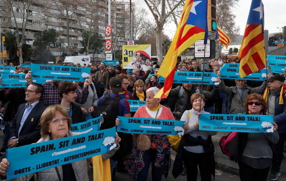 epa08079492 - SPAIN CATALONIA CRISIS (Protests ahead of FC Barcelona and Real Madrid soccer match)