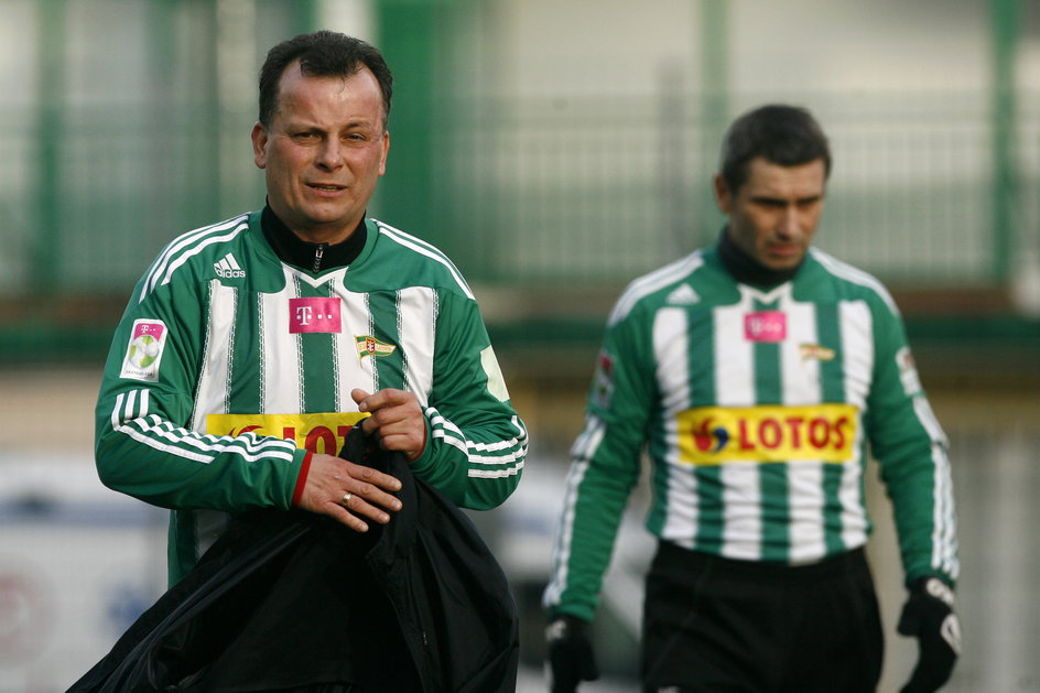 Jacek Grembocki (z lewej) podczas meczu Oldbojów Lechii Gdańsk. (Lechia  Gdańsk Oldboys - Politycy i Przyjaciele, 01.01.2013 r.).
