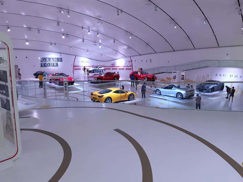 Wystawa samochodów w muzeum Enzo Ferrari w Modenie