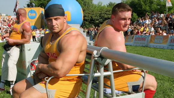 Mariusz Pudzianowski i Krzysztof Radzikowski na zawodach w 2005 r.