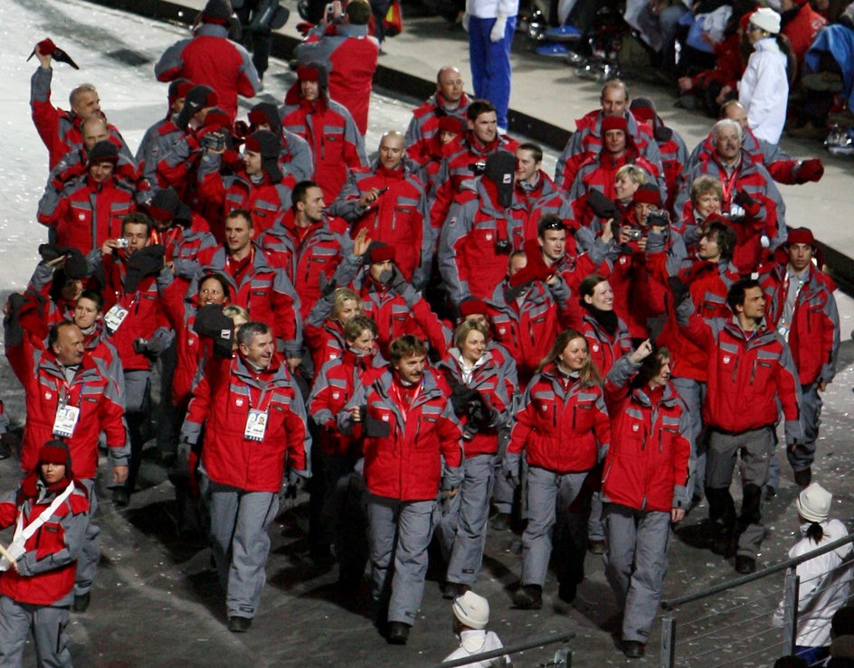 Reprezentacja Polski podczas ceremonii otwarcia igrzysk olimpijskich w Turynie w 2006 r.