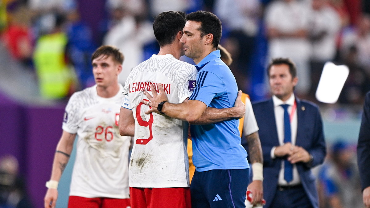 Lionel Scaloni gratulujący Robertowi Lewandowskiego po meczu