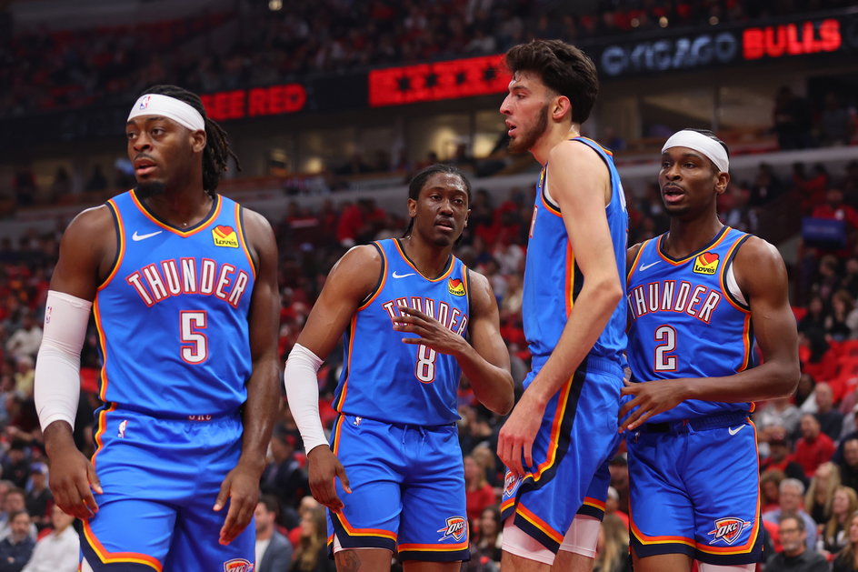 Luguentz Dort, Jalen WIlliams, Chet Holmgren i Shai Gilgeous-Alexander z Oklahoma City Thunder