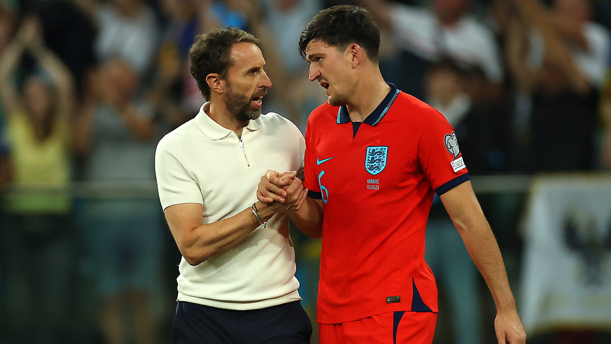 Gareth Southgate (L) i Harry Maguire