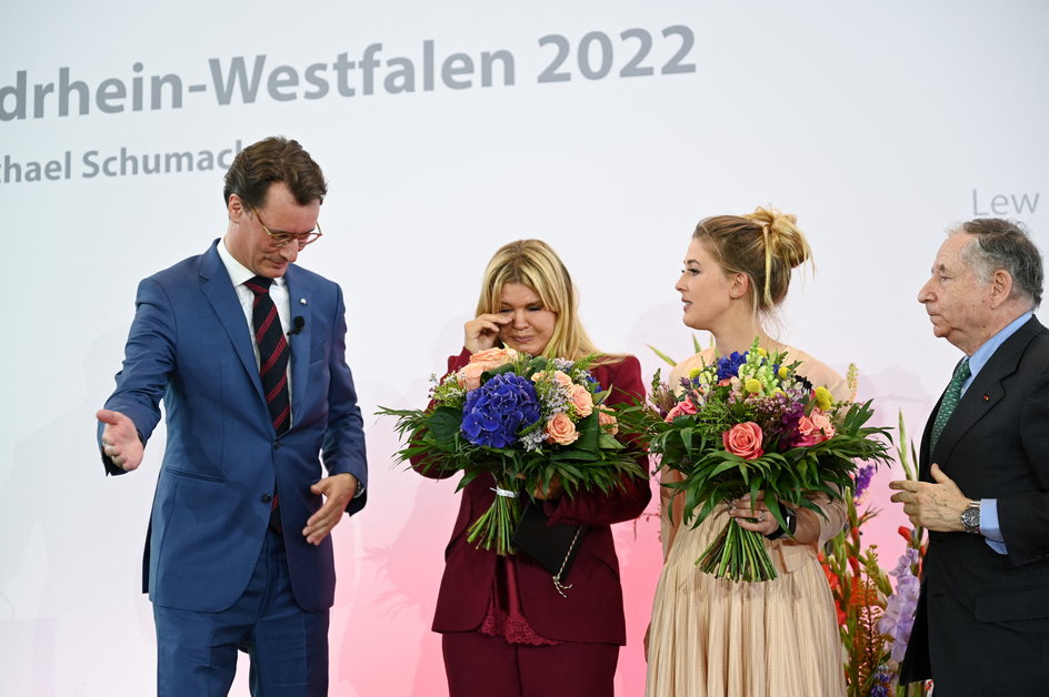 Corinna Schumacher i jej córka Gina odbierające nagrodę dla Michaela w 2022 r.