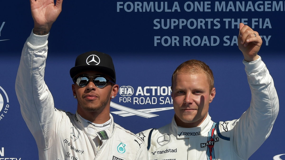 Valtteri Bottas i Lewis Hamilton (z lewej)