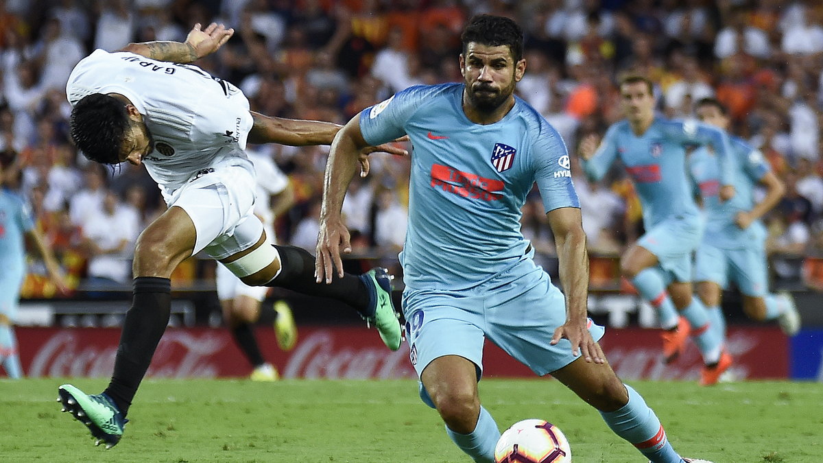 Diego Costa (z prawej) w walce z Ezequielem Garayem w meczu Atletico z Valencią (1:1)