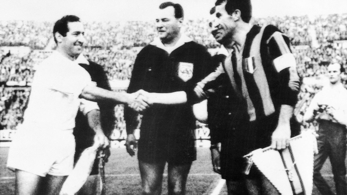 Od lewej: Paco Gento (Real Madryt), Josef Stoll (sędzia) i Armando Picchi (Inter Mediolan)