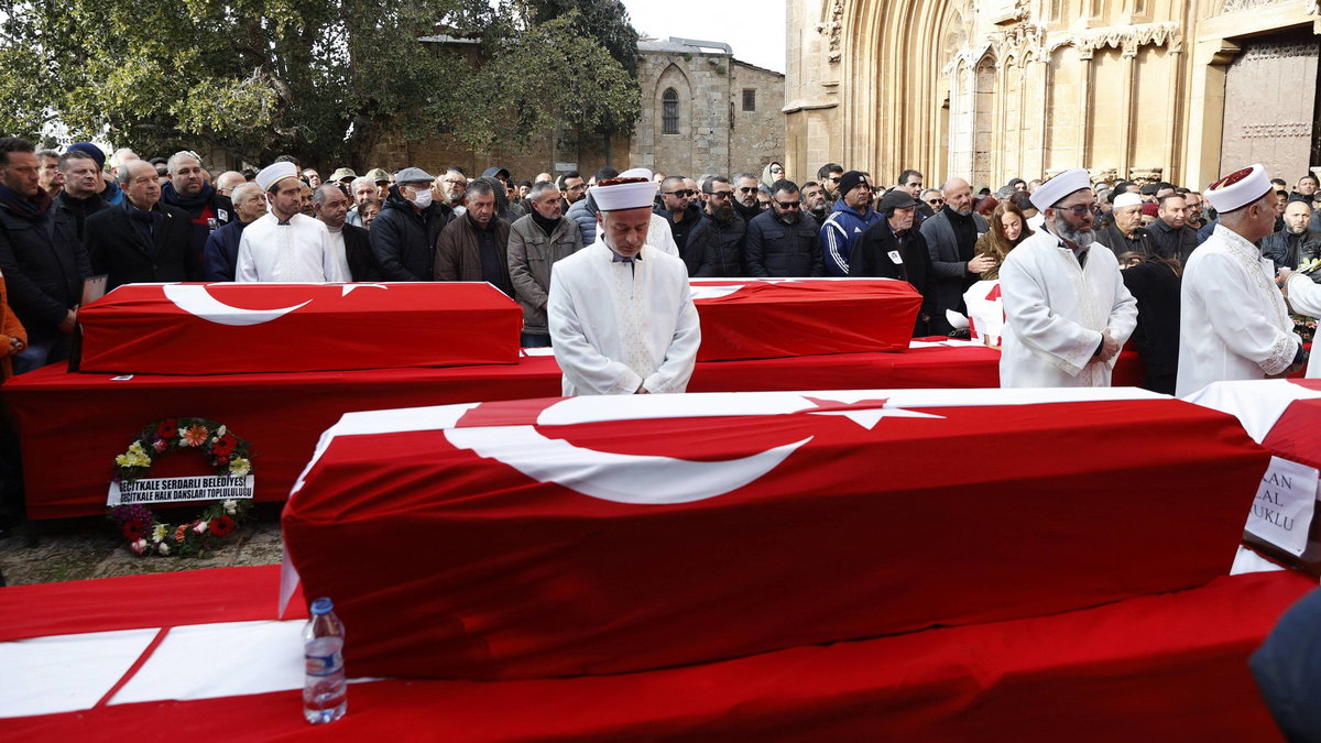 Pogrzeby zmarłych w Cyprze Północnym po trzęsieniu ziemi w Turcji
