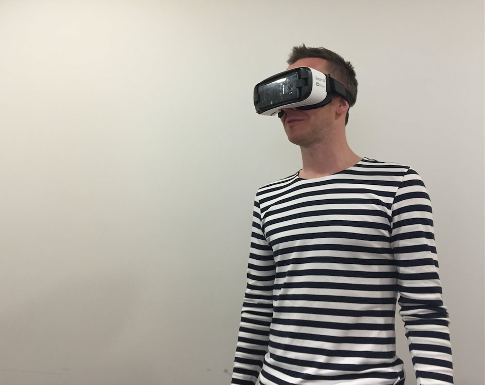 Przemysław Rudzki w okularach Samsung Gear VR