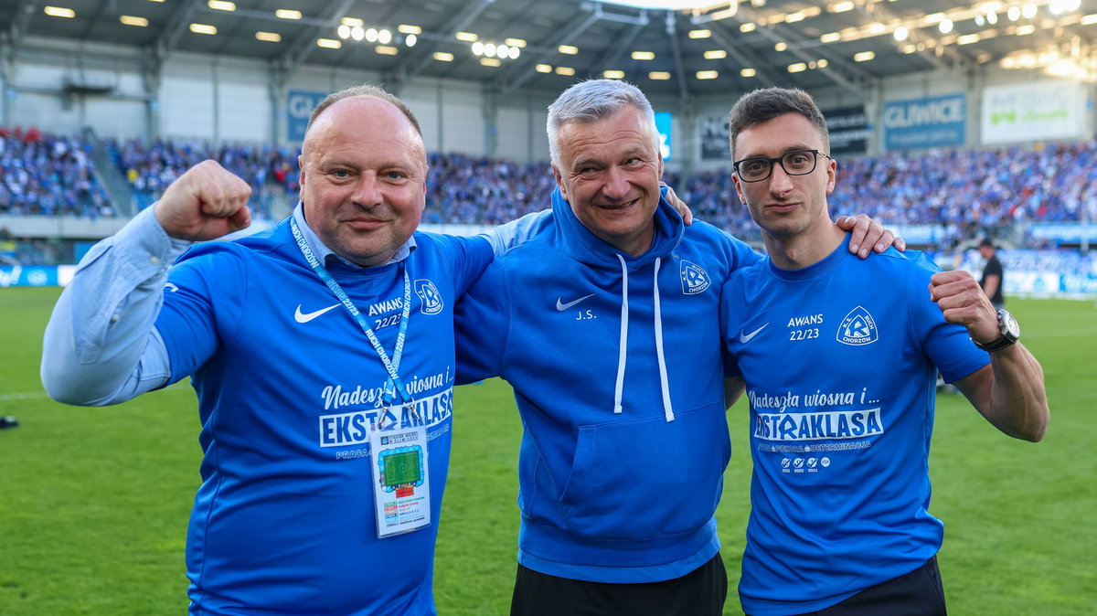 Marcin Stokłosa (z prawej) z prezesem Sewerynem Siemianowskim i trenerem Jarosławem Skrobaczem