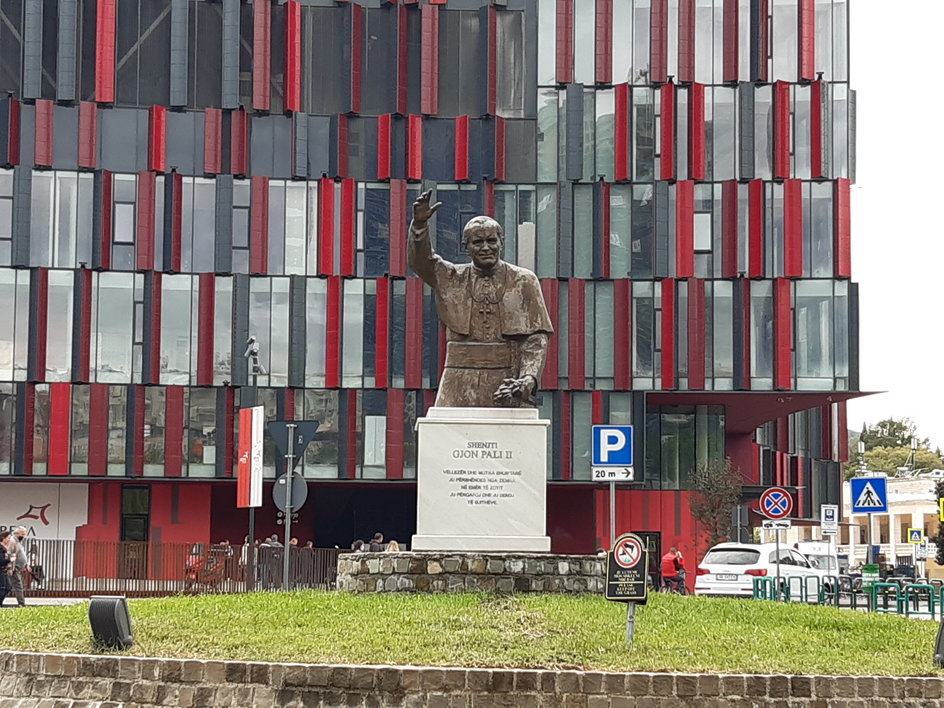 Pomnik Jana Pawła II przed Air Albania Stadium w Tiranie