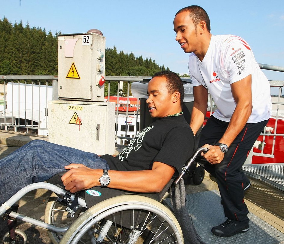 Nicolas Hamilton z bratem Lewisem Hamiltonem w 2007 roku