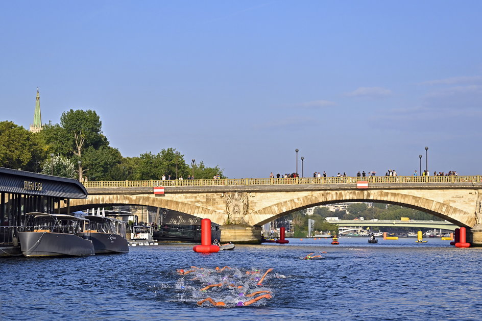 Paraolimpijczycy podczas zawodów triathlonowych na wodach Sekwany w 2023 r.