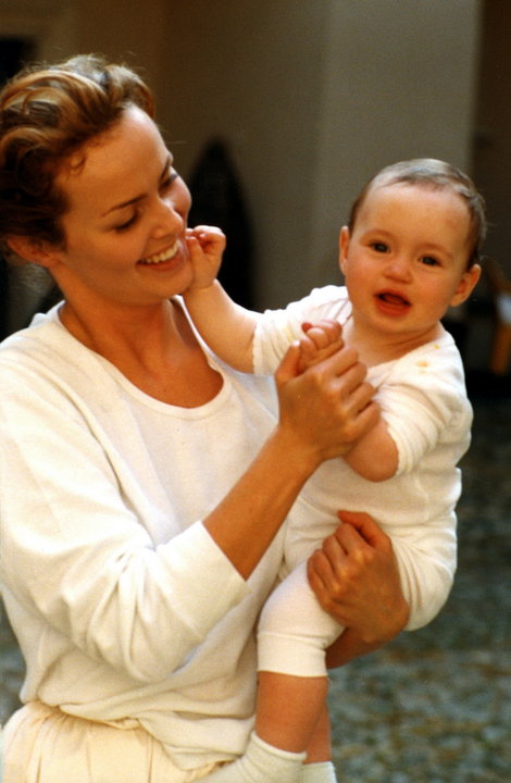 Izabella Scorupco z córką Julią w 1998 roku