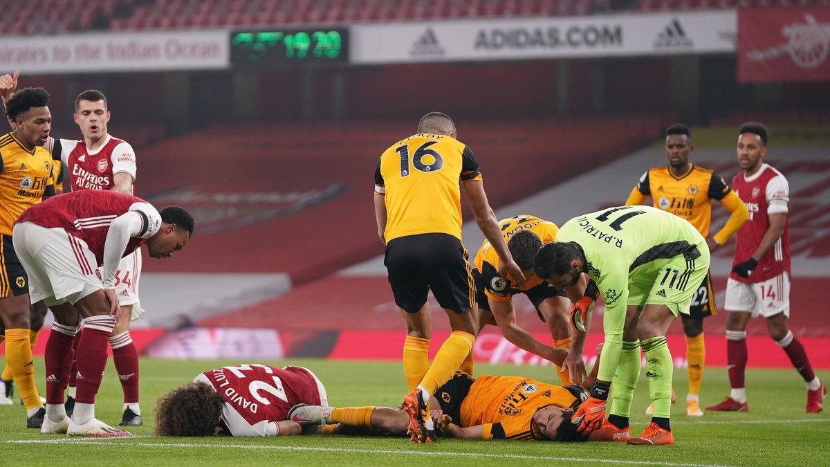 David Luiz i Raul Jimenez po zderzeniu się