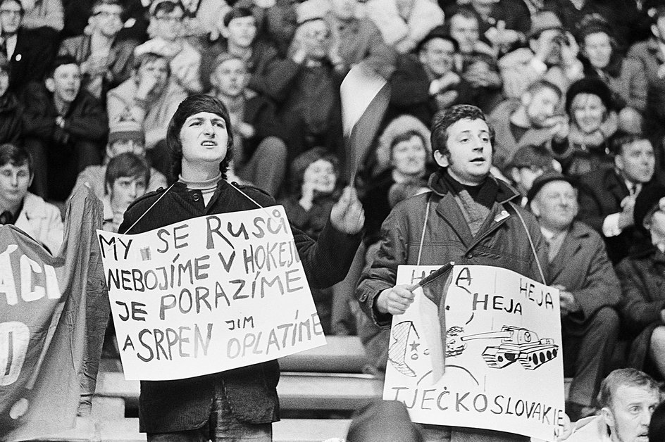 "My się Rosjan nie boimy, w hokeju ich porazimy, a sierpień pomścimy" – kibice w Sztokholmie jasno wyrażali opinię, co myślą o ZSRR i za kogo trzymają kciuki.