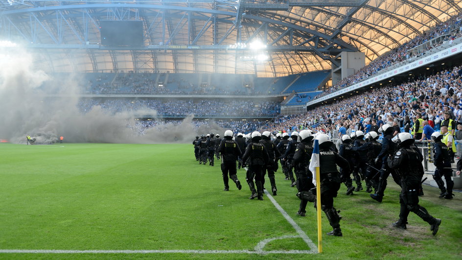 18520337 - PIŁKA NOŻNA EKSTRAKLASA LECH POZNAŃ LEGIA WARSZAWA (Interwencja policji)