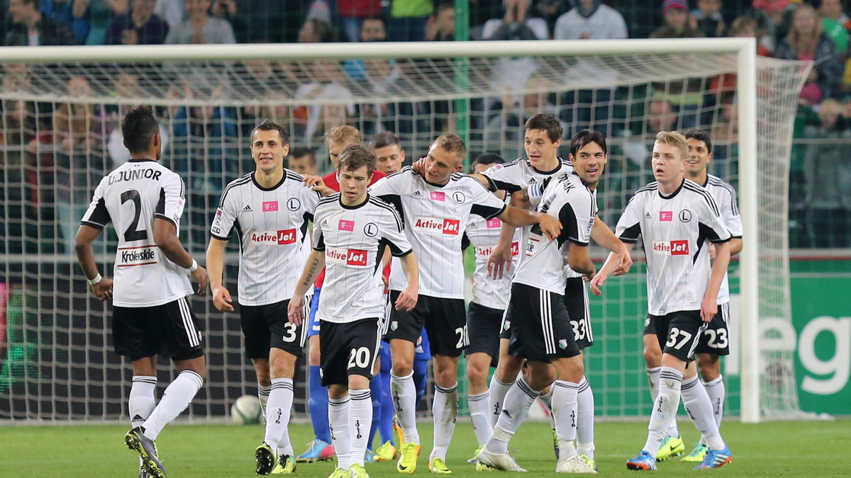 20.10.2013 WARSZAWA ULICA LAZIENKOWSKAPEPSI ARENAPILKA NOZNA T-MOBILE EKSTRAKLASA SEZON 2013/2014MECZ LEGIA WARSZAWA - PIAST GLIWICENZ RADOSC BRAMKA GOL LEGIA WARSZAWA DOSSA JUNIOR TOMASZ JODLOWIEC JAKUB KOSECKI JAKUB RZEZNICZAK (C) IVICA VRDOLJAK DOMINIK