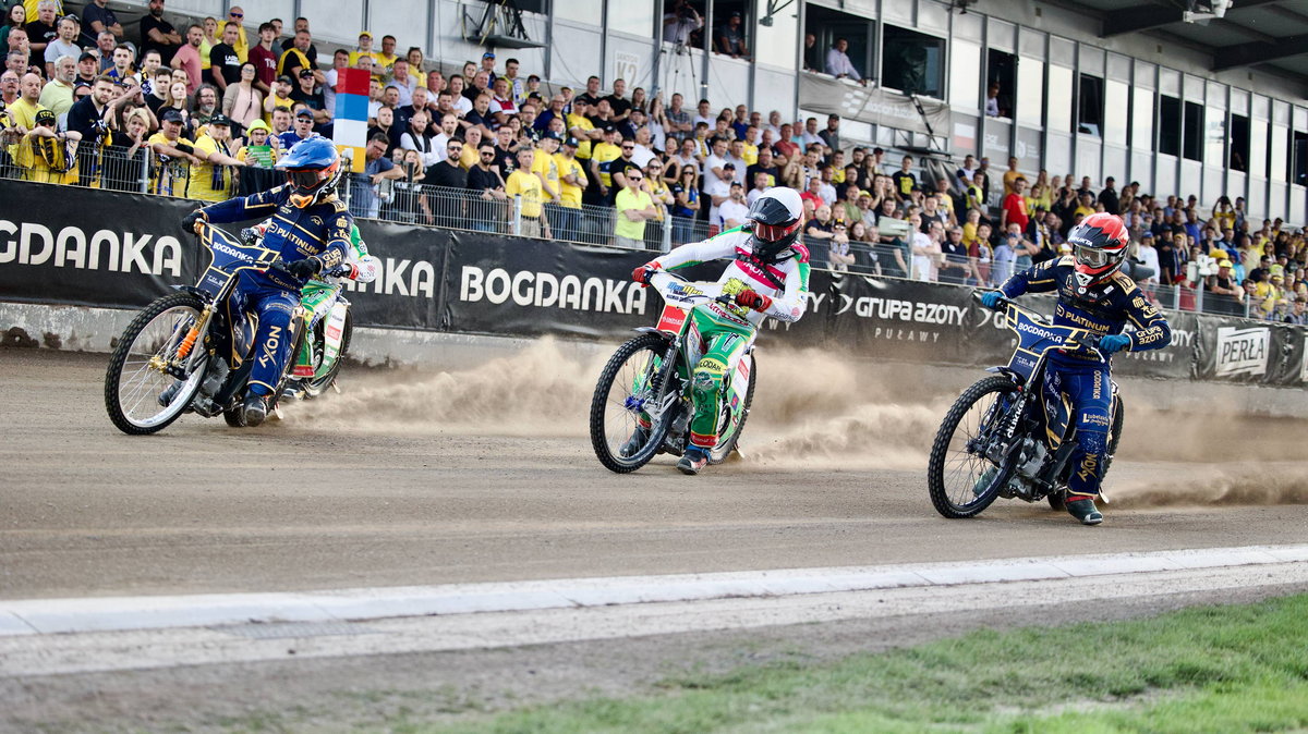 Kacper Grzelak (kask czerwony) w biegu z Mateuszem Cierniakiem