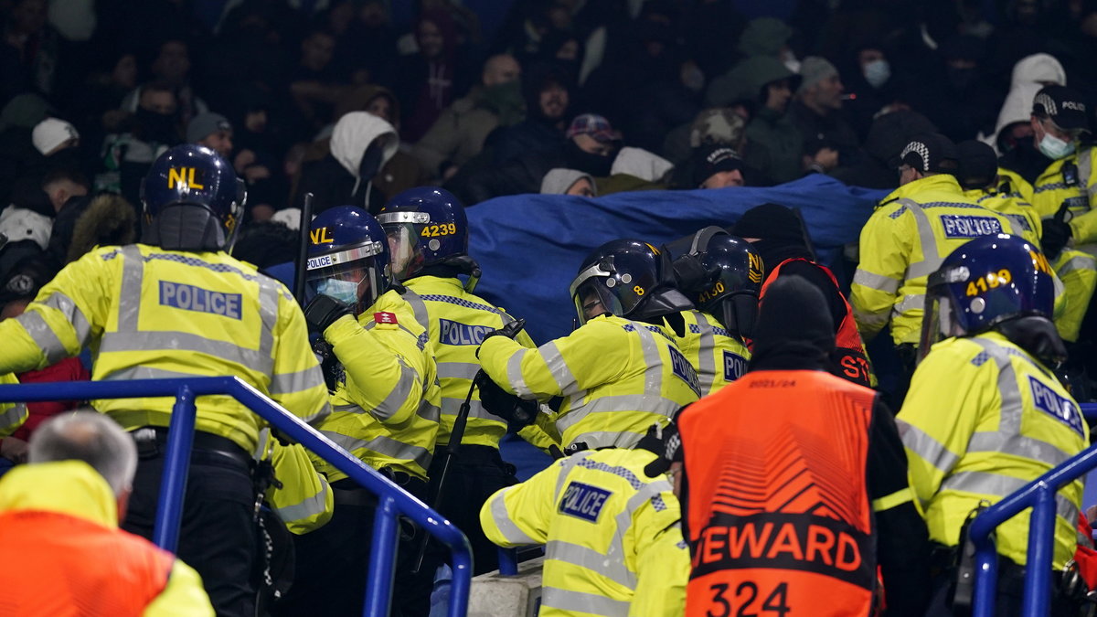 Interwencja policji w sektorze kibiców Legii podczas meczu z Leicester City