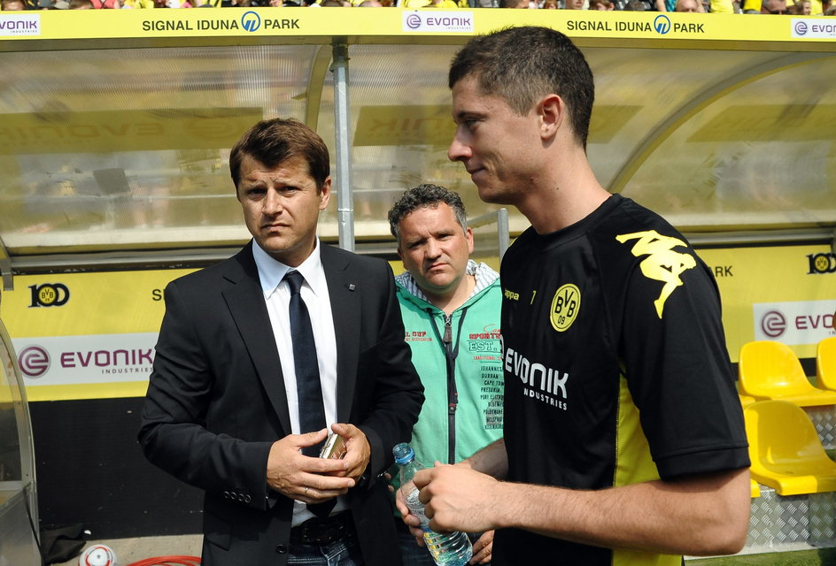 4.07.2010 Robert Lewandowski i Cezary Kucharski w Dortmundzie. Nasz napastnik na Signal Iduna Part spędził cztery lata, po których przeniósł się do Bayernu Monachium. W dopięciu transferów pomagał mu Kucharski, który miał wówczas opinię dobrego agenta, dbającego o interesy piłkarza.