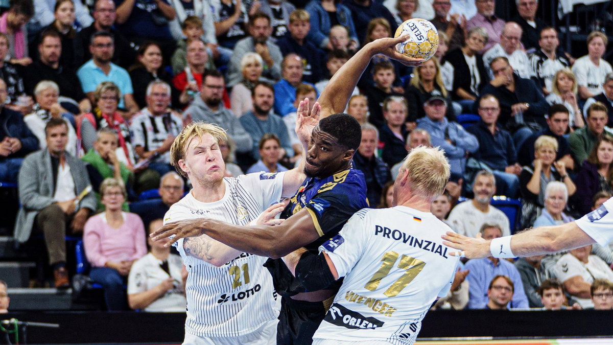 photo : Torwurf von Elias Ellefsen a Skipagotu (Kiel) gegen Tomasz Gebala (Kielce) Handball Herren M