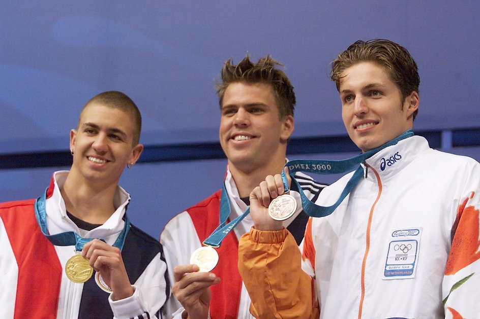 Anthony Ervin (z lewej) w Sydeny cieszył się ze złota na 50 m kraulem. Tytuł wywalczył ex-aequo ze swoim rodakiem Garym Hall Jr. Z prawej brązowy medalista Pieter Van Hoogenband.