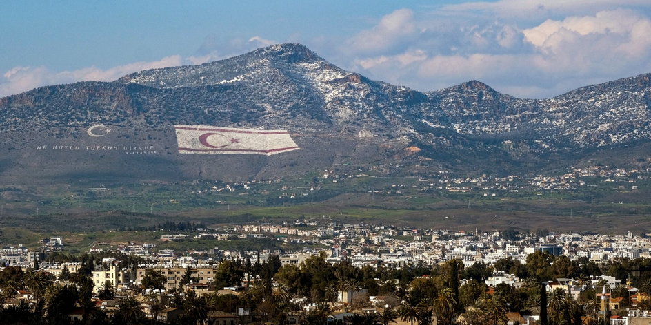 La enorme bandera del norte de Chipre se puede ver desde casi todos los puntos de la parte griega de Nicosia.