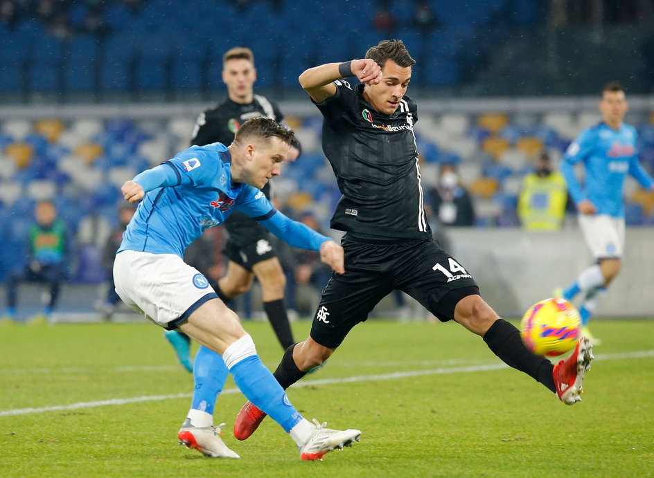 Jakub Kiwior próbuje zatrzymać Piotra Zielińskiego, lidera SSC Napoli.