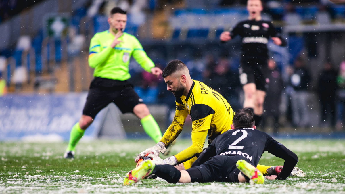 Damian Primel (Stal Mielec), Cornel Rapa (Cracovia) i Tomasz Wajda (sędzia)