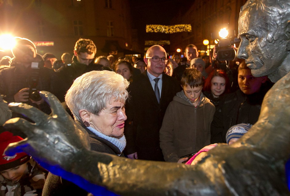 Odsłonięcie "ławeczki Cieślika" w 2014 r. Na zdjęciu Krystyna Cieślik.