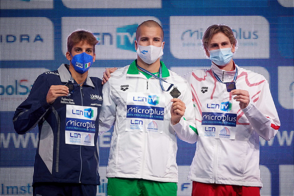 Michele Lamberti, Szebasztian Szabo i Jakub Majerski na podium po finale na 100 m delfinem.