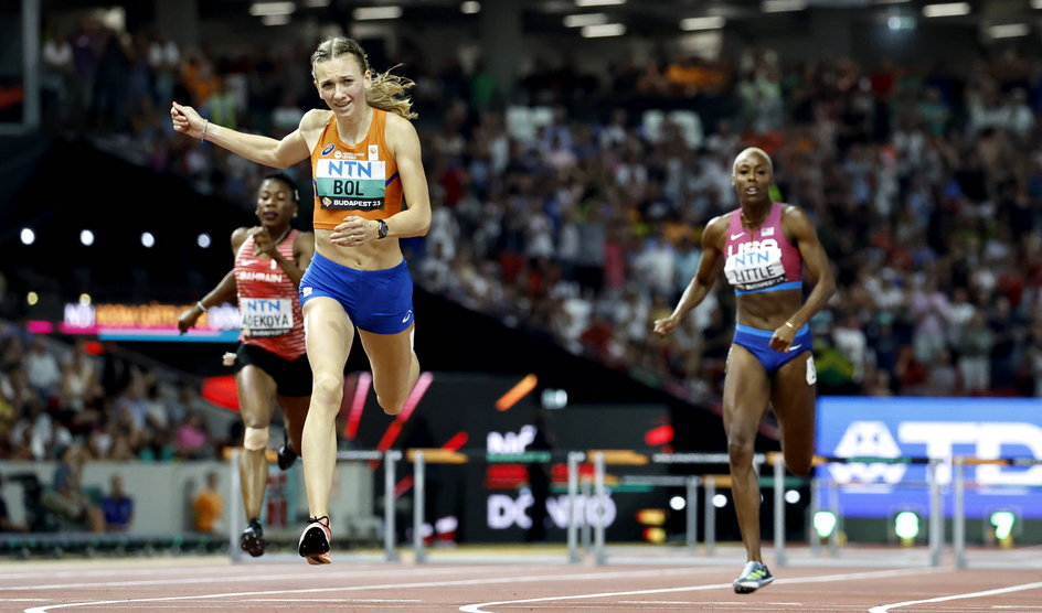 Femke Bol finiszuje na 400 m ppł podczas MŚ 2023