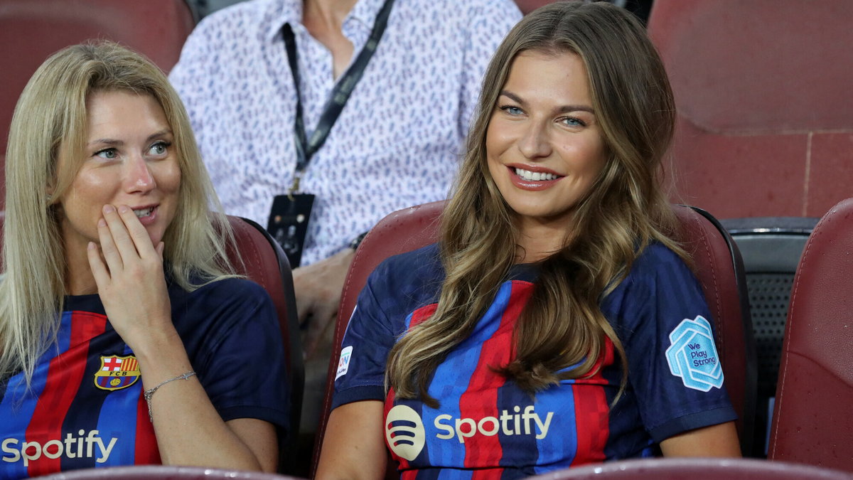 Aleksandra Dec (z lewej) i Anna Lewandowska (z prawej) na stadionie Camp Nou, 13 sierpnia 2022 r.